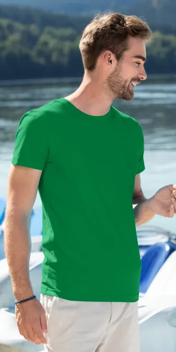 Tricou la modă pentru bărbați, iarba verde